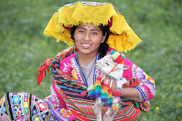 Peruanerin mit traditioneller Tracht in Arequipa.
