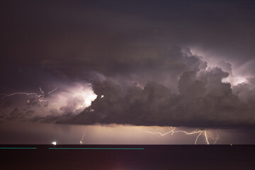 Nächtliche Gewitterzelle über der Adria