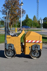 walec ,roboty drogowe , walcowanie ,walcowanie kamienia ,zagęszczanie kamienia , walcowanie asfaltu ,układanie asfaltu ,budowa drogi , budowa dróg , walcowanie nawierzchni , walec mały , usługi drogi  © Szymon