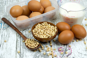 Soy milk, chicken eggs, soy, (for making tofu, eggs)