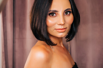 Naklejka premium Beauty woman portrat, face and shoulder. Clean skin, beige lips make-up.