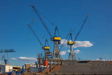 Fototapeta premium Hafenkräne auf einem Dock im Hamburger Hafen