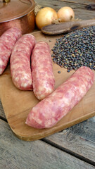 saucisses et lentilles sur une planche à découper
