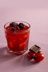 Cocktail con garnish de frambuesa