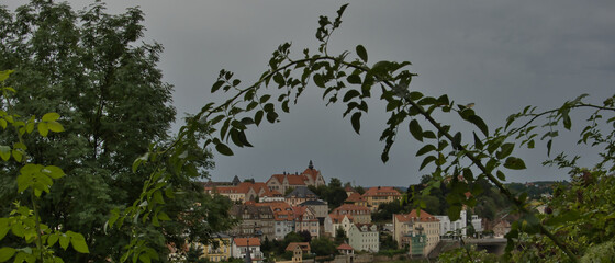 MAŁE MIASTECZKO OTOCZONE ZIELENIĄ