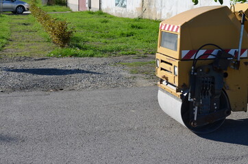 walec ,roboty drogowe , walcowanie ,walcowanie kamienia ,zagęszczanie kamienia , walcowanie asfaltu ,układanie asfaltu ,budowa drogi , budowa dróg , walcowanie nawierzchni , walec mały , usługi drogi  © Szymon