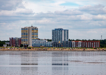 Hochhäuser am Sahlenburger Strand Cuxhaven mit spiegelnden Watt