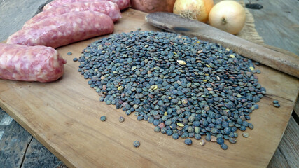 saucisses et lentilles sur une planche à découper
