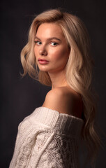 Naklejka premium portrait of a young woman, shooting in a photo studio