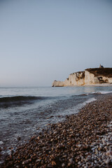 Fototapeta na wymiar Die Küste von Étretat ein Seebad im Département Seine-Maritime in der Region Normandie Frankreich bekannt durch die steilen Felsklippen mit ihren außergewöhnlichen Felsformationen