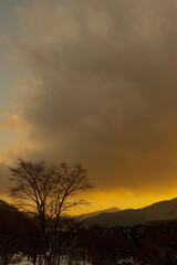 Obraz premium 夕暮れの山