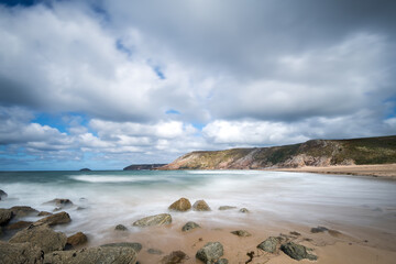 abstraktes Bild einer Bucht mit Felsen und wellen im Meer