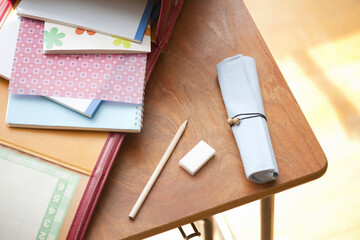 机に置かれたランドセルと桜の花