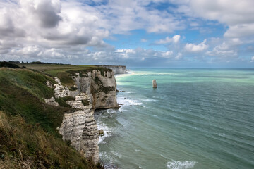 Steilküste mit leuchtend grünem Ozean