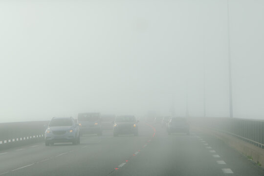 fahrende Autos im Nebel