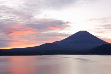 本栖湖と富士山