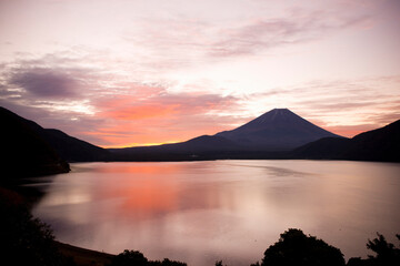 本栖湖と富士山