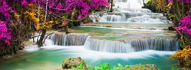 Foto auf Glas Erstaunlich in der Natur, schöner Wasserfall im bunten Herbstwald in der Herbstsaison © totojang1977