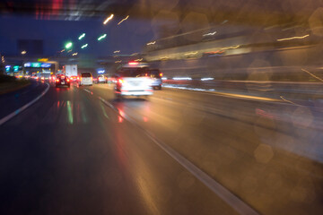 Fototapeta na wymiar 雨の都市高速