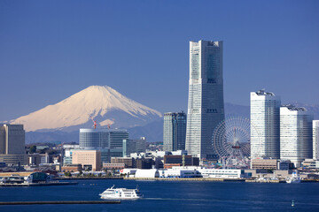みなとみらい21のビル群と富士山