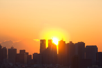 新宿高層ビル群と太陽と富士山