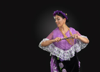 bailarina mexicana del estado de veracruz conun vestido morado trenza y flores de colores, feliz bailando sones tradicionales de arpa con fondo negro y piso de madera