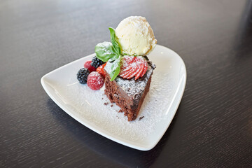 Kuchen mit Eis und Beeren