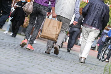 Menschen unterschiedlichen Alters beim Einkaufen mit Einkaufstüten in der Stadt – selektiver...
