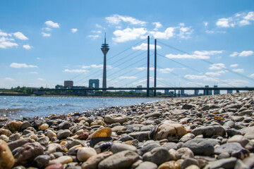 Die D&uuml;sseldorfer Skyline am Rhein-Strand an einem sonnigen Fr&uuml;hsommertag