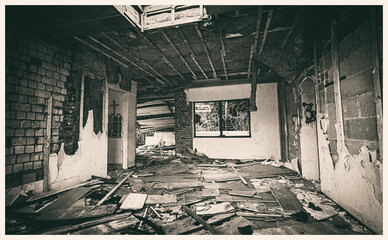 Leerstehendes Haus - Abandoned Place - Schwarz Weiss Foto eines leerstehenden Gebäudes - Chaos...