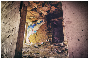 Leerstehender, chaotischer Unterschlupf als kaputtes Haus. Foto eines leerstehenden Gebäudes,...