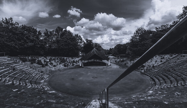 Parkanlage Dubois-Arena mit Theaterb&uuml;hne als offenes Theater und kulturelle Freiluftveranstaltung in der Natur im Park in Essen Borbeck. Ruhrpott Ruhrgebiet Amphitheater in schwarzweiss monochrom.
