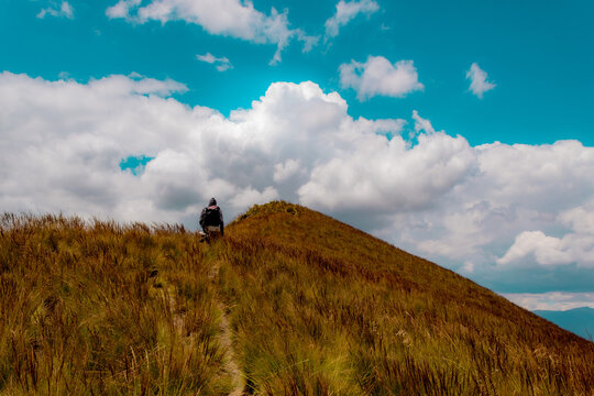 Hombre acerc&aacute;ndose ala cima de la monta&ntilde;a. Paramos andinos.