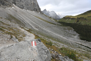 Wanderweg mit Markierung im Karwendelgebirge in &Ouml;sterreich / Tirol