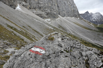 Wanderweg mit Markierung im Karwendelgebirge in &Ouml;sterreich / Tirol