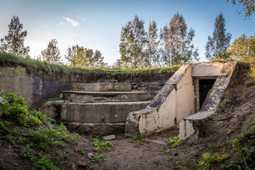 Grey horse Fort. The entrance to the defenses of battery 332 and the preserved carriage for Vickers guns.