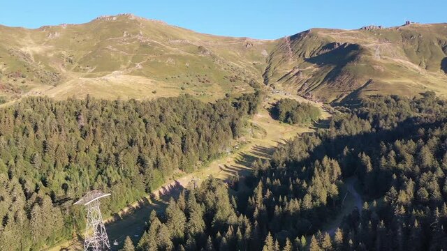 Station du Lioran et le plomb du cantal en Auvergne vue du ciel