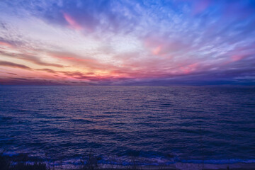 Obraz premium Beautiful pink sunset with sun rays over sea. 