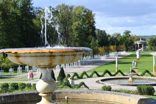 Der Springbrunnen steht im Schlosspark in Neustrelitz im Gebiet Mecklenburgische Seenplatte.