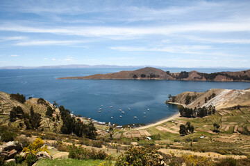 Fototapeta na wymiar Houses on a hill on Isla Del Sol in Lake Titicaca