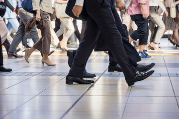 Obraz premium 東京の通勤風景 ビジネスマンの足元
