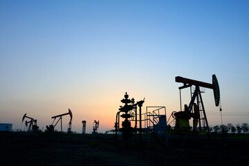  the oil pump in the evening, the evening silhouette of the pumping unit, the silhouette of the oil pump
