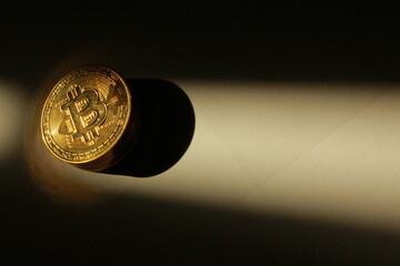 闇の中で黄金色に輝くビットコインの仮想通貨