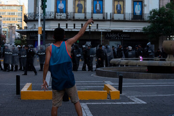 joven en protesta contra policía 