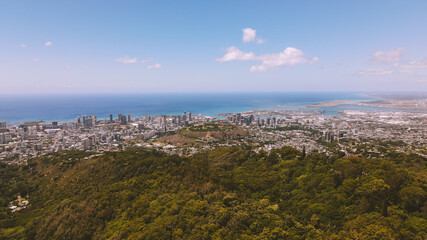 Obraz premium Aerial City of Honolulu, House in the forest, Oahu, Hawaii