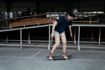 Fototapeta na wymiar Skate board player woman stand on a board.