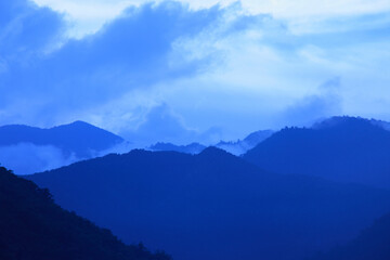 Fototapeta premium 霧にかすむ山並み