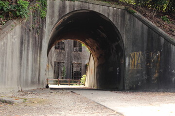 Fototapeta na wymiar 廃墟につながるトンネル