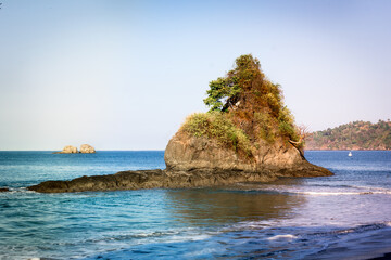 Naklejka premium Rock and sea