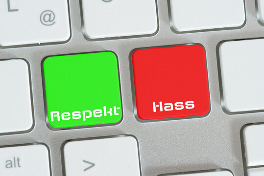 Computer und Tasten für Respekt und Hass